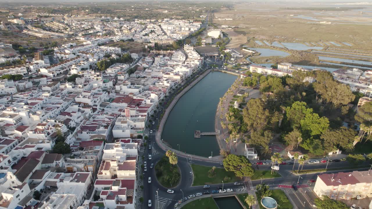 vista panorámica del desarrollo urbano, lagos y rotonda en ayamonte