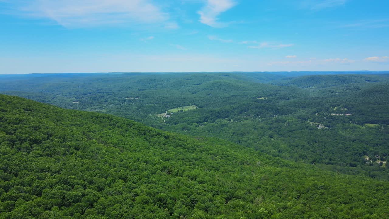 imágenes aéreas de drones de las montañas shawangunk durante el verano en el valle del hudson de nueva york