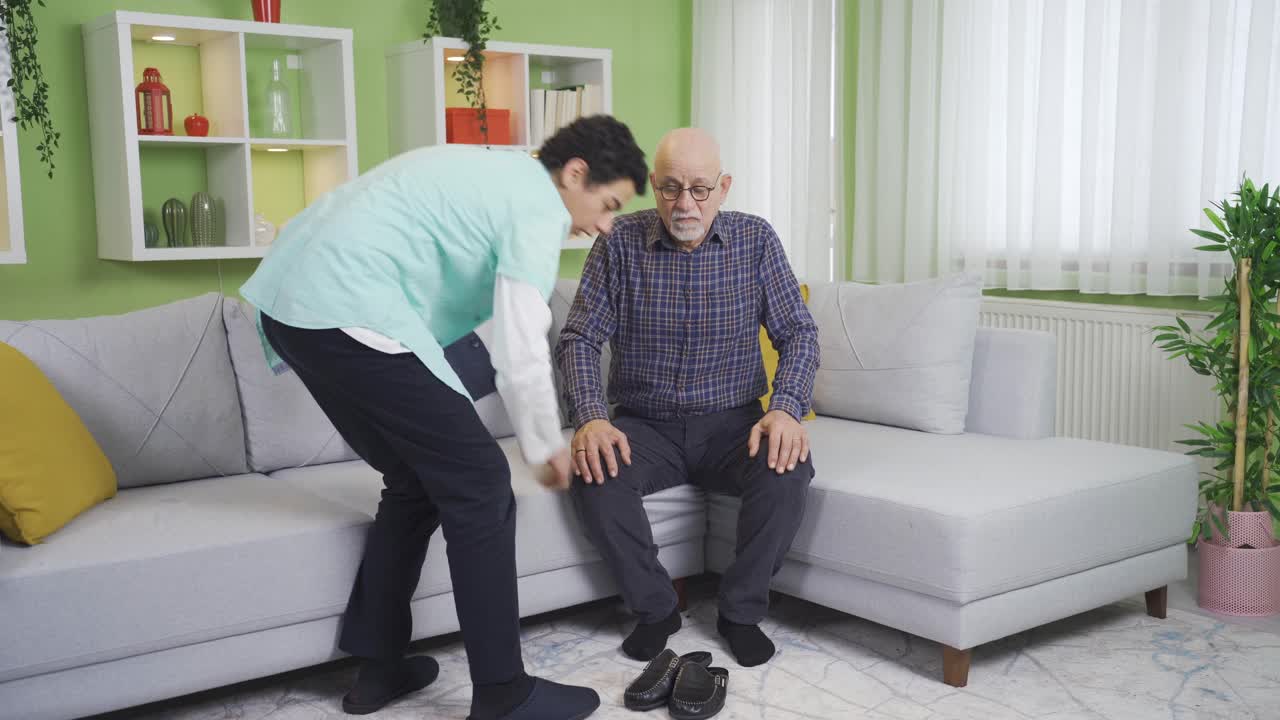 사려 깊고 도움이 되는 손자가 정신적으로 불안정한 할아버지를 도와줍니다.
