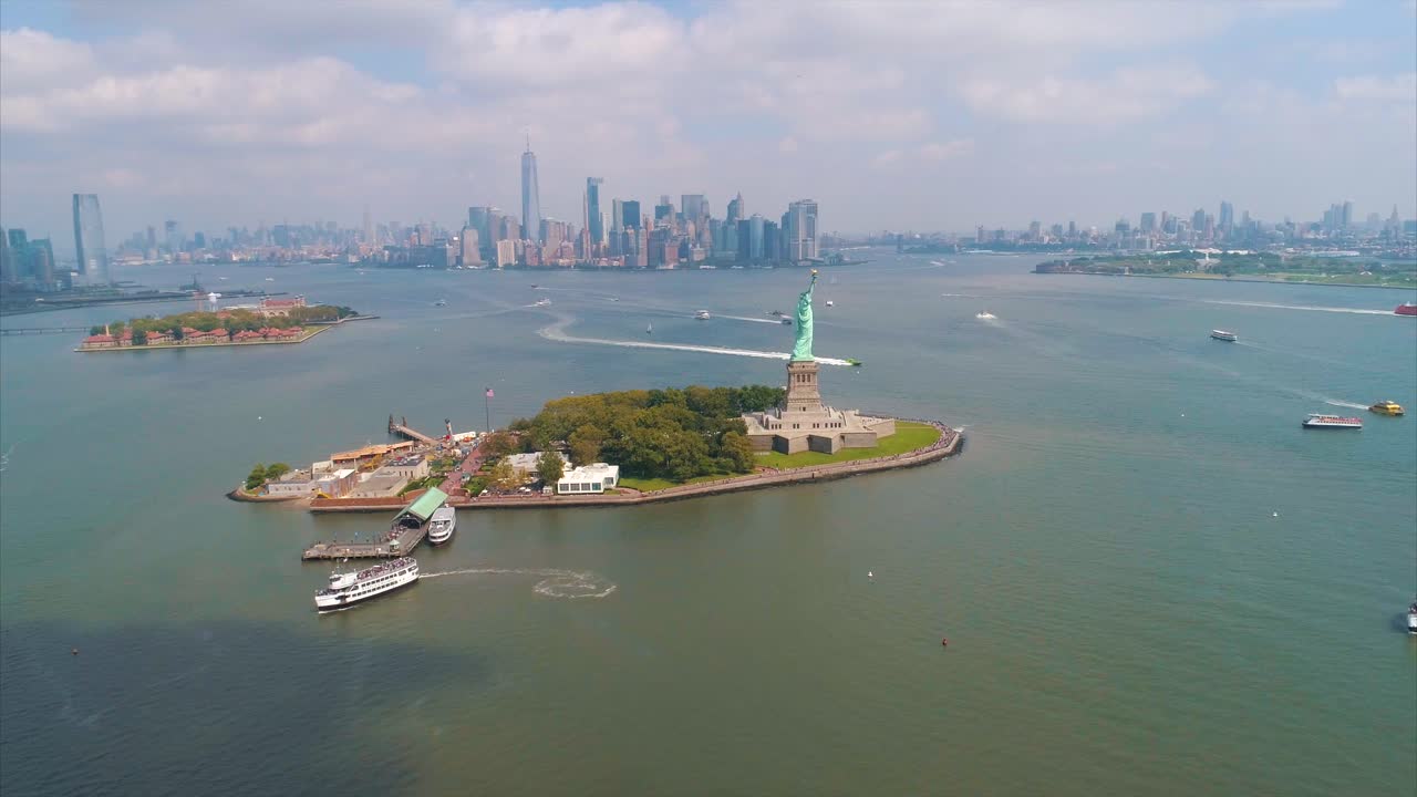 estatua aérea de la libertad en un recorrido en helicóptero por el horizonte de la ciudad de nueva york