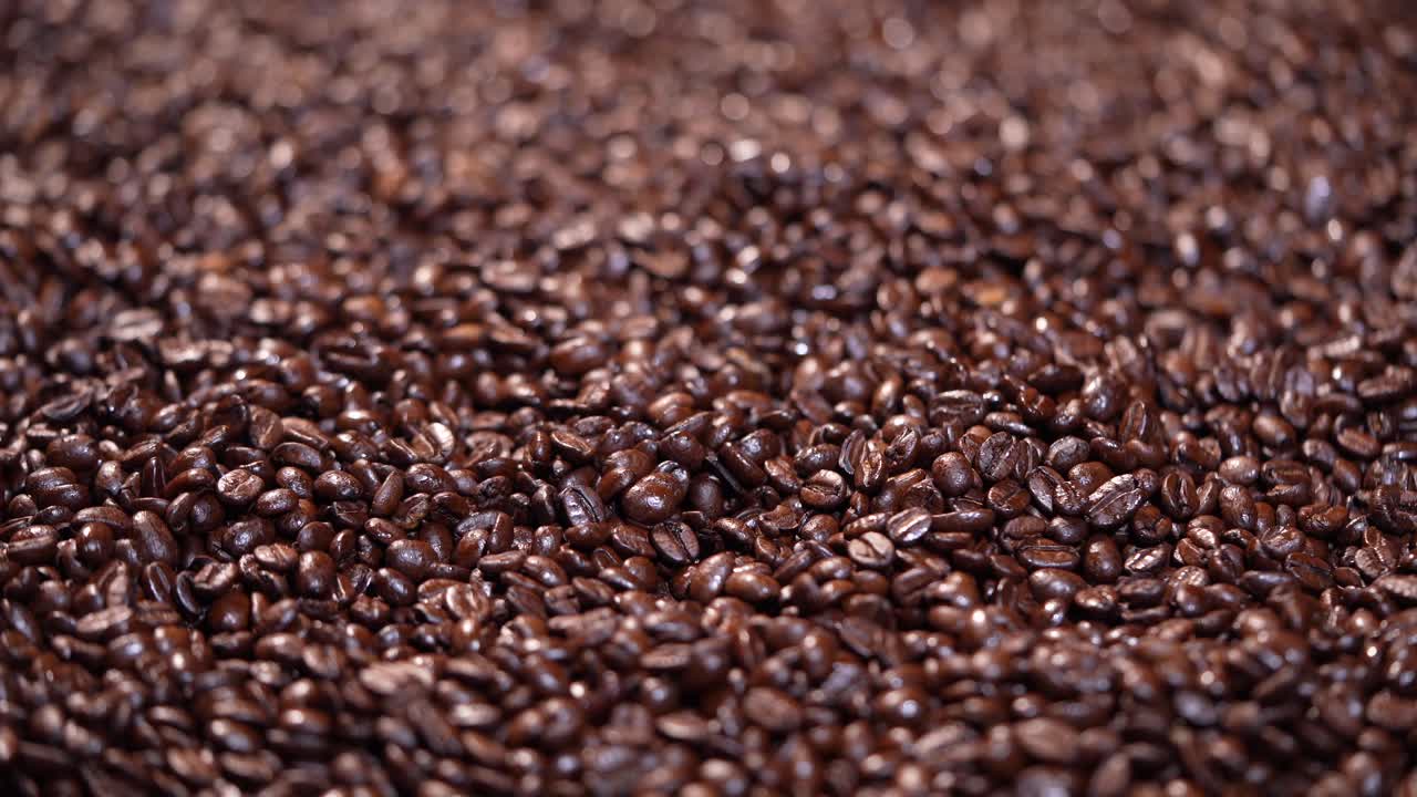 專注在桌上拉著咖啡豆