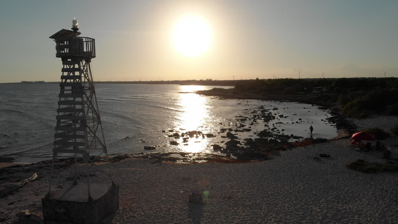 멕시코 플라야 델 카르멘의 해변 위에 등대가 있는 드론 비행