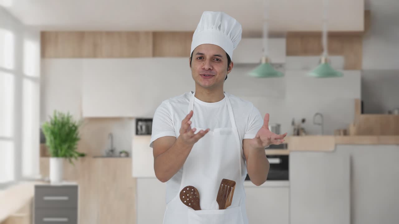 chef profesional indio hablando con alguien feliz
