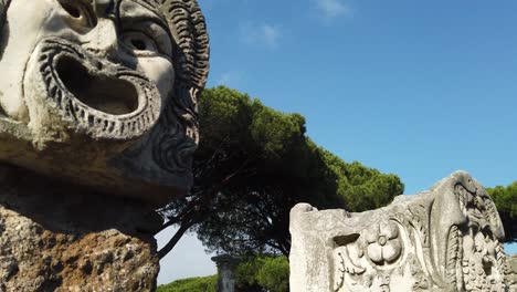 Máscaras-De-Teatro-De-La-Decoración-Del-Anfiteatro-En-Ostia-Antica,-Un-Enorme-Sitio-Arqueológico-Ubicado-En-Roma