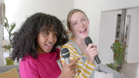 Retrato-De-Felices-Y-Diversas-Amigas-Adolescentes-Bailando-Y-Cantando-En-Casa,-Cámara-Lenta