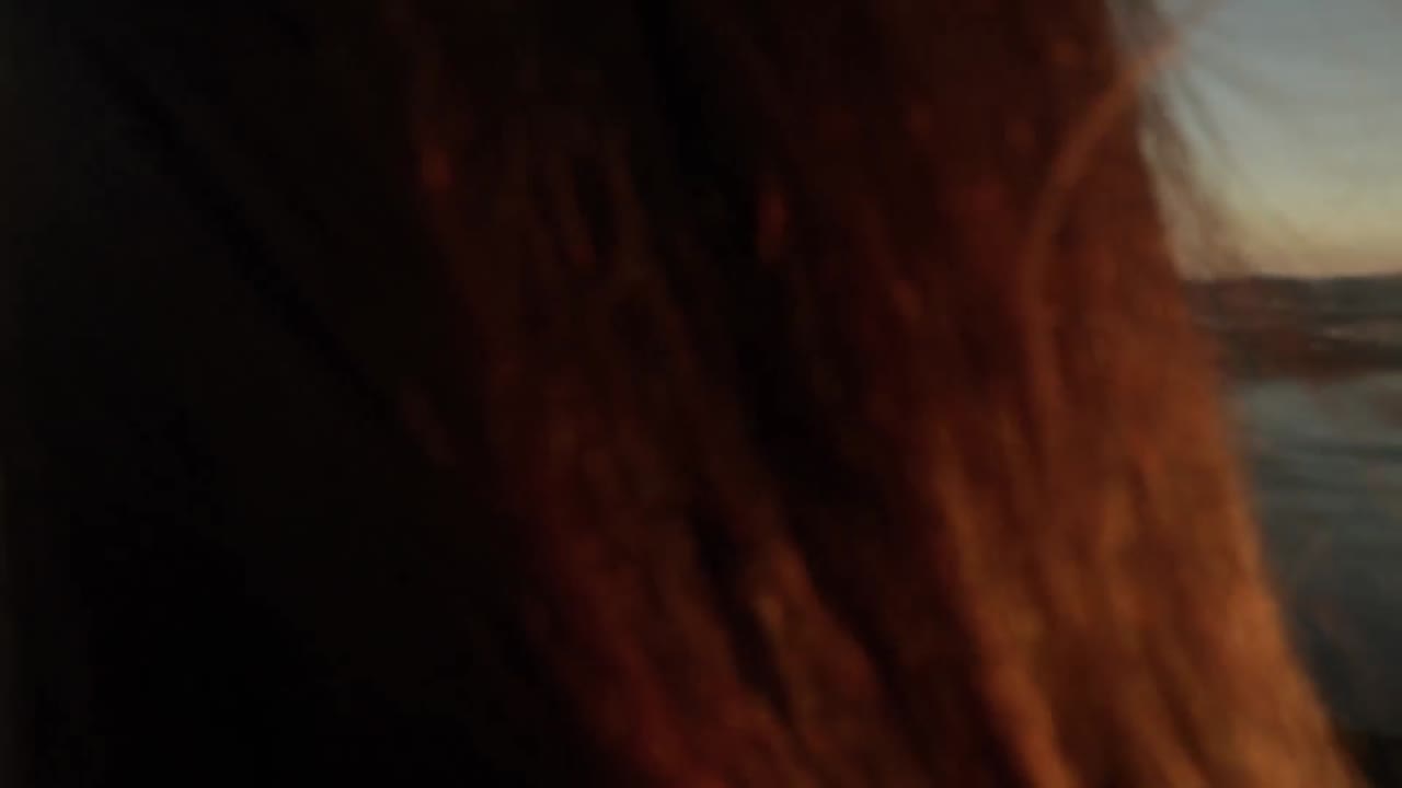 mujer fotografiando el puente golden gate, san francisco