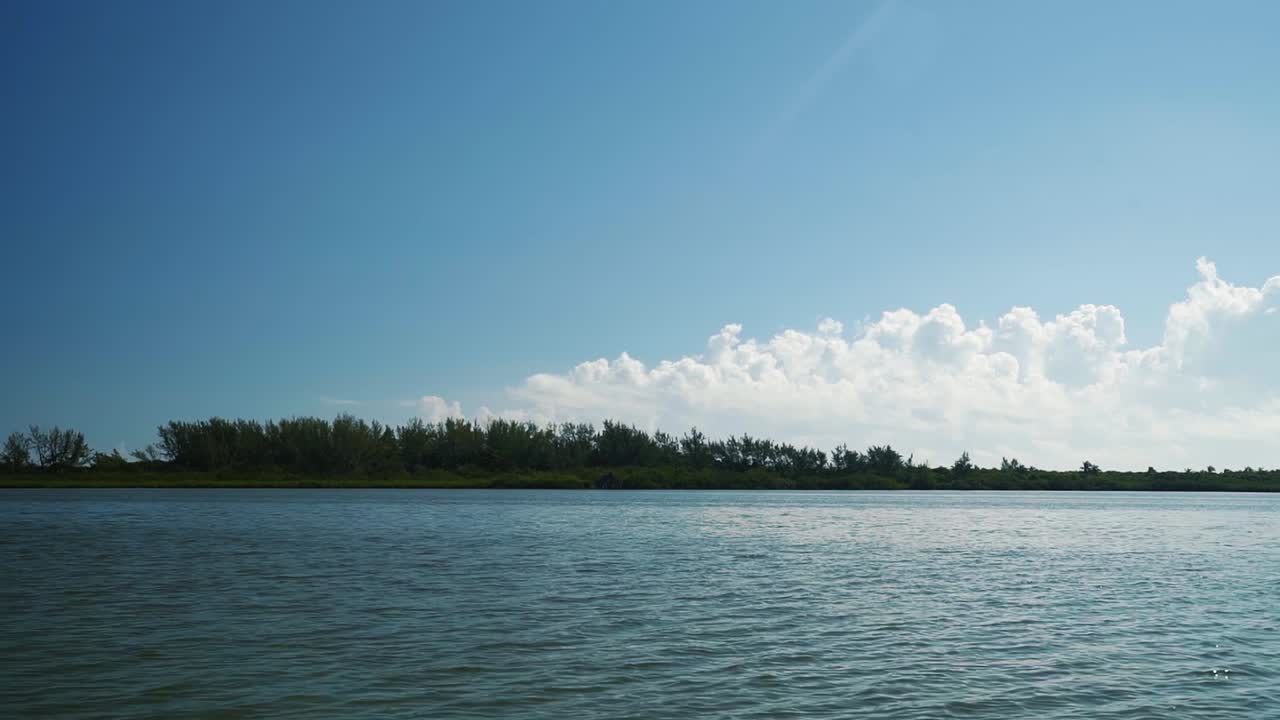 툴룸 근처 멕시코 리비에라 마야에 있는 열대 생태 자연 보호 구역 시안 카안 내부의 맹그로브 숲으로 둘러싸인 거대한 강에서 쾌속정을 타고 슬로우 모션 운전