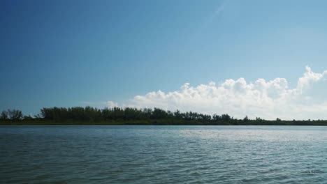 Zeitlupenfahrt-Auf-Einem-Schnellboot-Auf-Einem-Riesigen-Fluss,-Umgeben-Von-Einem-Mangrovenwald-Innerhalb-Des-Tropischen-Naturschutzgebietes-Sian-Ka&#39;an-An-Der-Riviera-Maya,-Mexiko,-In-Der-Nähe-Von-Tulum