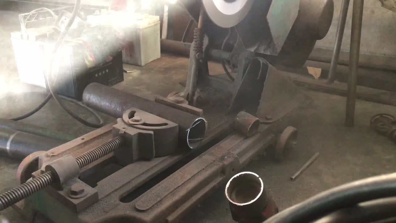 резать стальные трубы электрическим железным резальщиком.