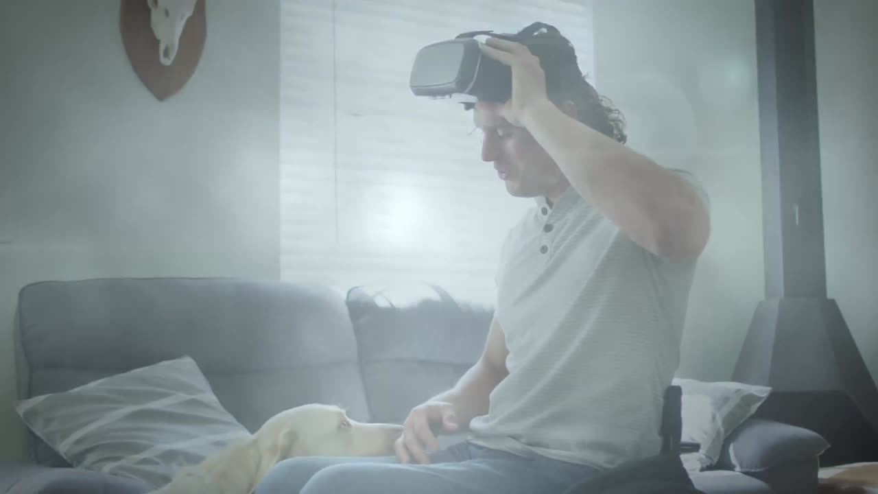 punto de luz contra caucásico hombre discapacitado usando auriculares vr jugando con su perro