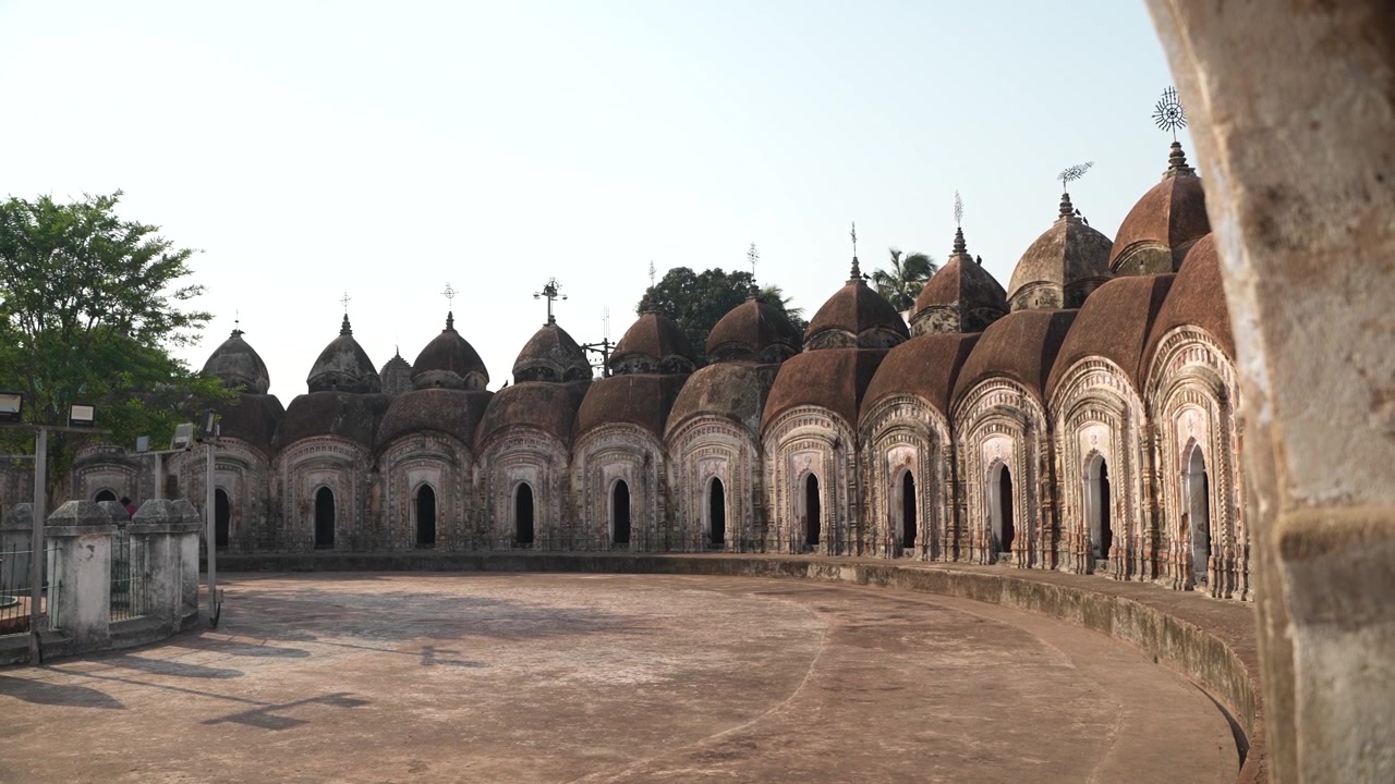 Questo luogo è chiamato "108 Templi di Shiva" perché è composto da 108 templi di Shiva. Si trova a Kalna, nel distretto di Bardwan, nel Bengala Occidentale.