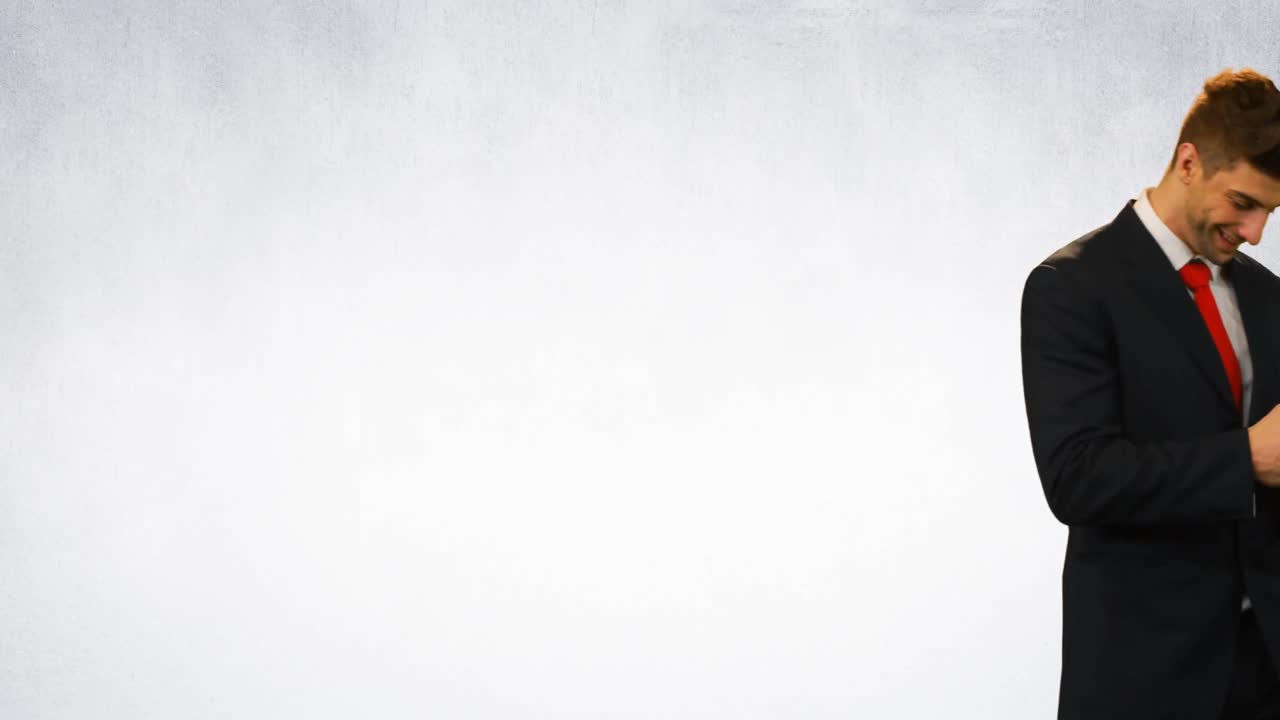 animación de un hombre de negocios caucásico usando un teléfono inteligente contra un fondo gris con espacio de copia.