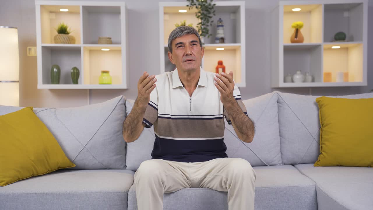 기도하는 기독교인 노인.