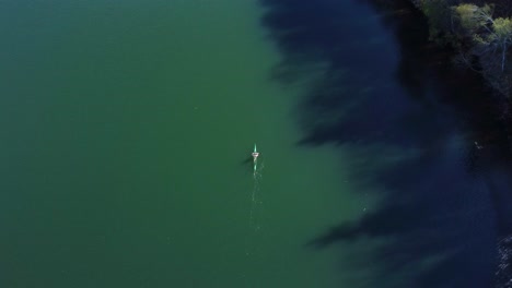 kayak aéreo en un lago azul en vilnius, lituania