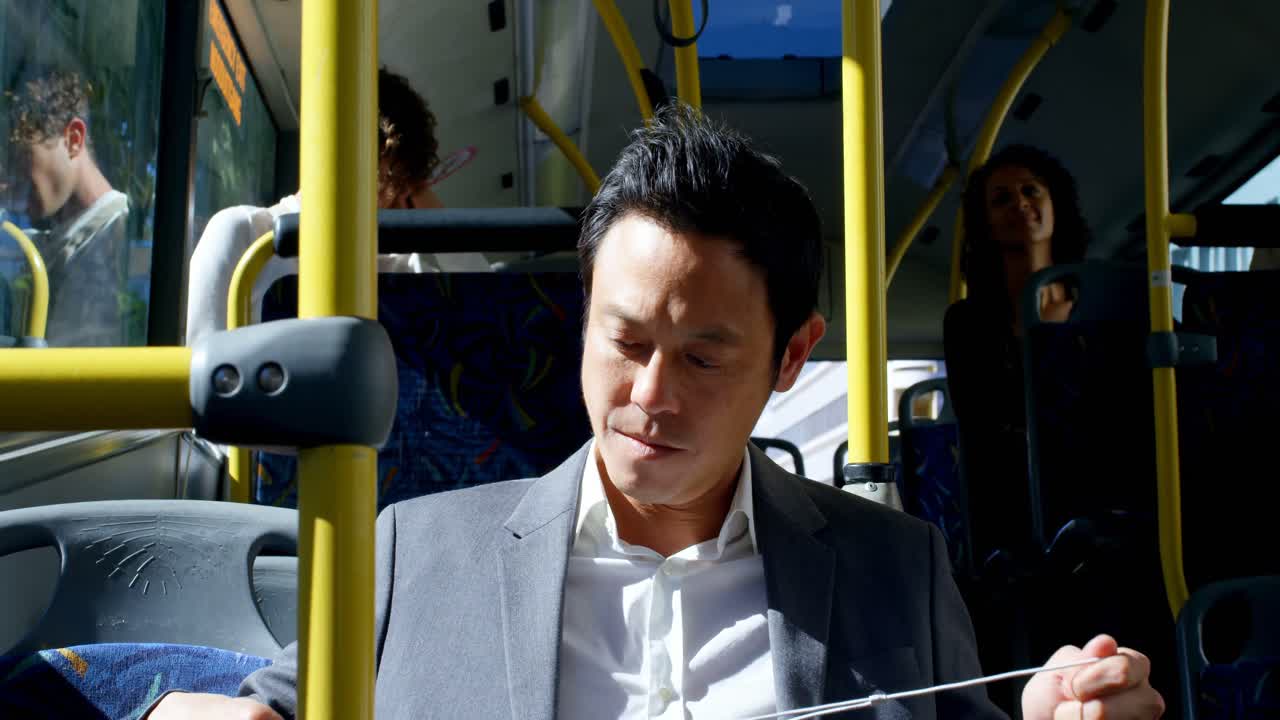 Mandlig pendler rejser i bus 4k