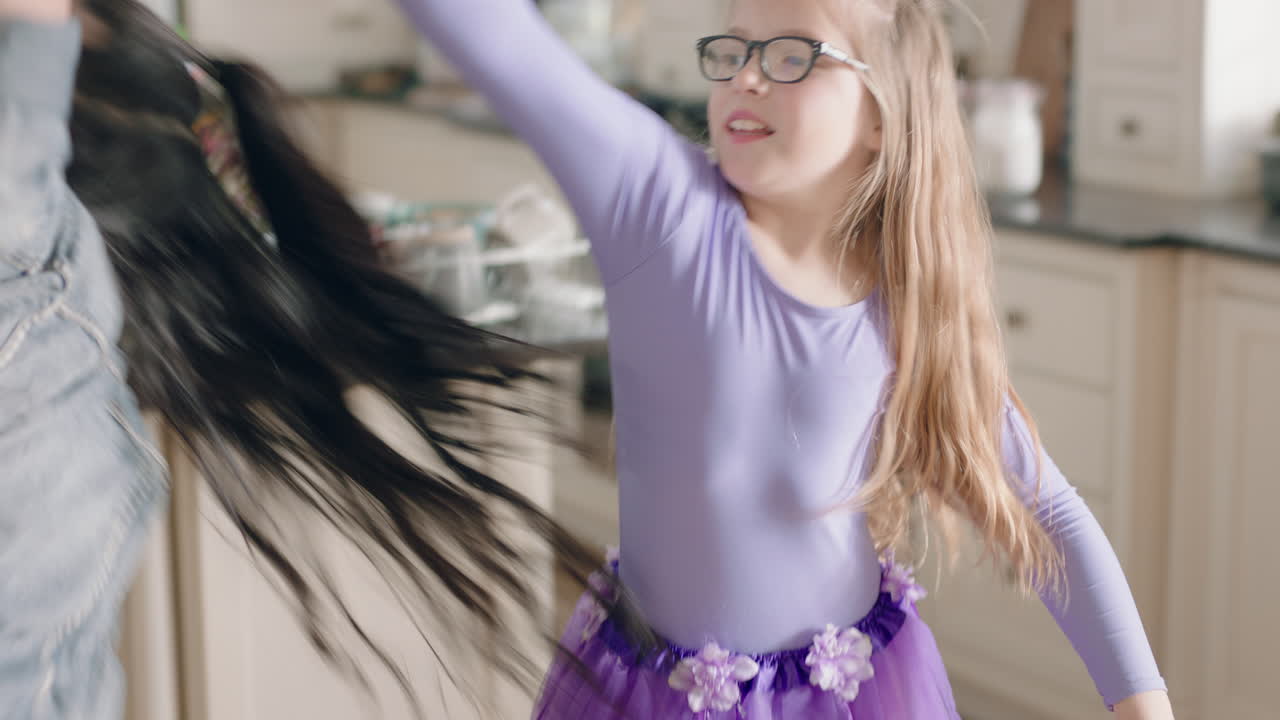 hermanas felices bailando juntas en la cocina divirtiéndose celebrando el fin de semana en casa disfrutando de la celebración del baile