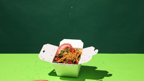 plato de fideos de camarón en una caja blanca para llevar