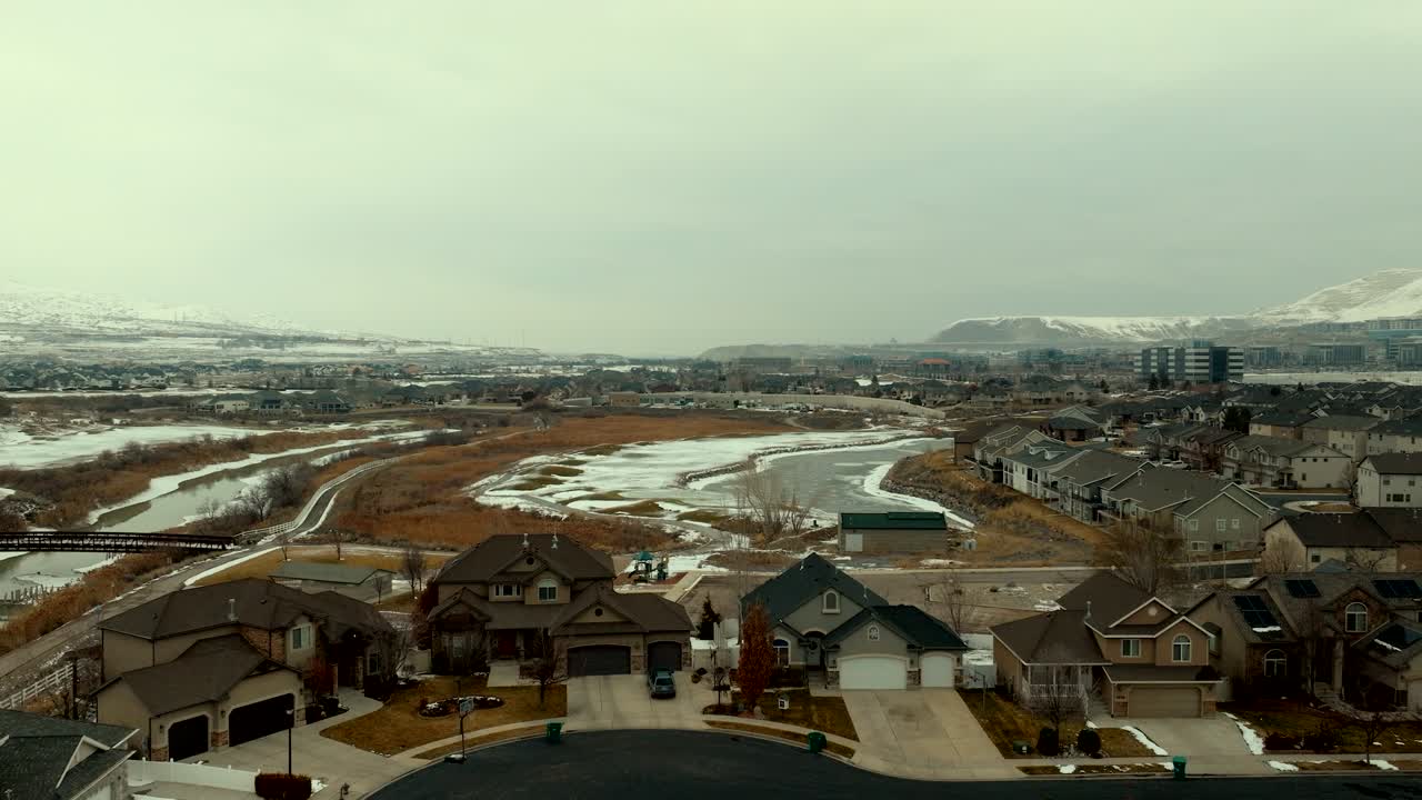 campo de golf de thanksgiving point en lehi, utah y barrio suburbano en un frío día de invierno - sobrevuelo aéreo