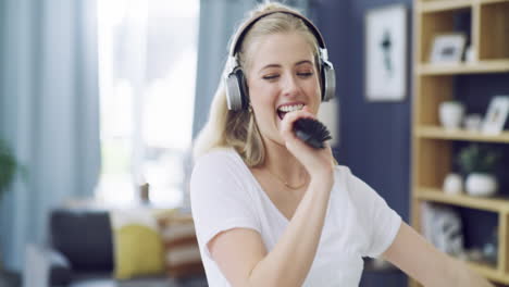mujer cantando con micrófono de cepillo para el cabello