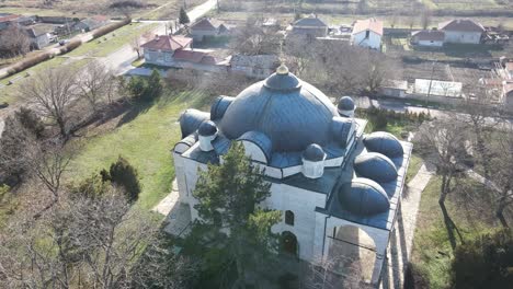 vista aérea de la iglesia de uzundzhovo, bulgaria