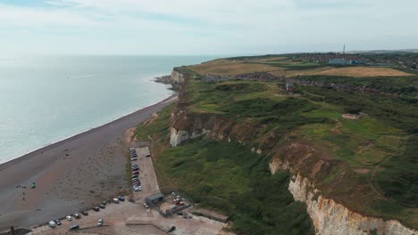 siete acantilados marinos de tiza en la costa del canal de la mancha en newhaven, aérea