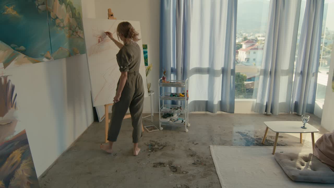 스튜디오에서 그림을 그리는 여성 예술가