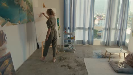 mujer artista pintando en el estudio