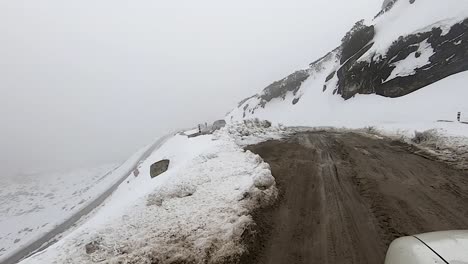 Autofahren-In-Den-Himalaya-Schneekappenbergen-Am-Morgen-Auf-Matschiger-Asphaltstraße