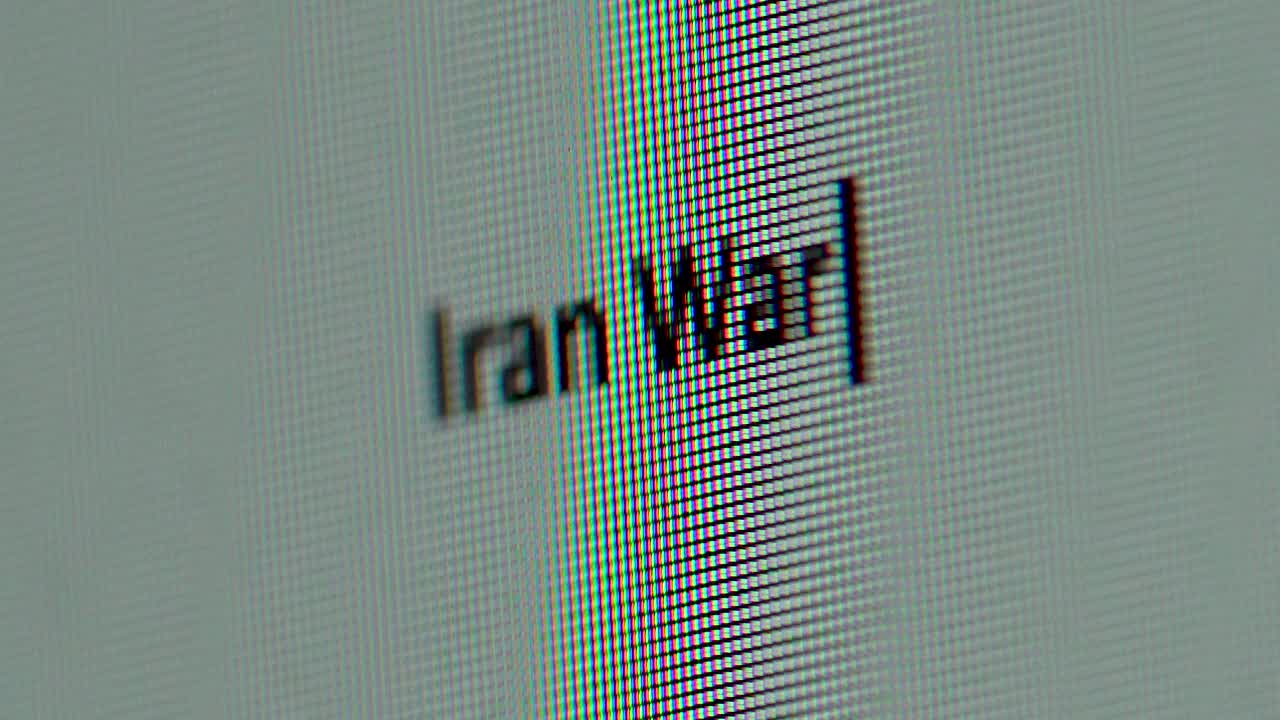 la guerra de irán palabras escritas en la pantalla del ordenador un primerísimo plano macro arenoso