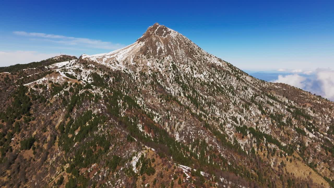 Ampia vista aerea della cima innevata del Nevado de Colima e del paesaggio circostante. Ripresa aerea con drone in avvicinamento.