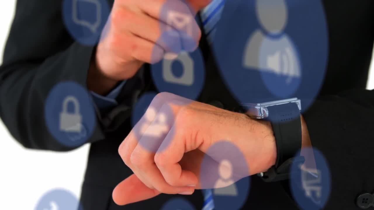 animación de iconos tecnológicos sobre las manos de un hombre caucásico revisando un reloj inteligente