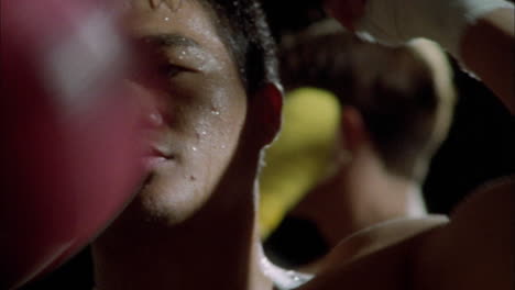 un boxeador practica puñetazos con un saco de boxeo