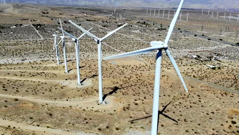 línea de barrido fresco de aspas giratorias de molinos de viento, energía de turbinas eólicas, verde, renovable, enorme granja generadora de energía, colinas del desierto, drone aéreo 4k l to r, palm springs, coachella, cabazon, california