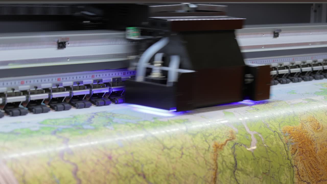 impresora uv digital moderna de gran formato. tecnologías de producción de impresión. el pinado uv es el proceso de aplicar una dosis de luz ultravioleta de baja intensidad a una tinta curable uv