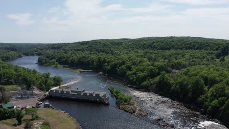 Toma-Aérea-Ascendente-Y-Panorámica-Sobre-La-Presa-Hidroeléctrica-De-Saint-Croix-Falls-En-Wisconsin