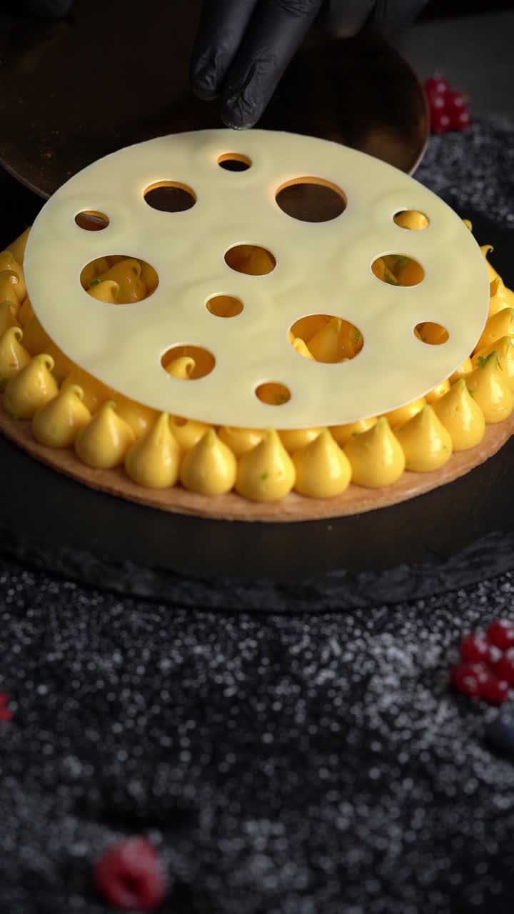 Pürüzsüz sıkılmış limon kreması ile kaplanmış altın rengi bir tart, yakın çekim