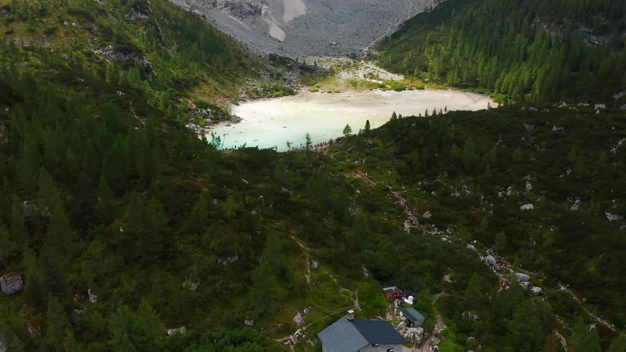 Vista aerea del Lago Sorapis nelle Dolomiti
