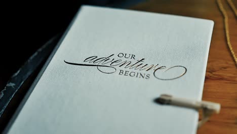 un diario para una boda que dice &quot;nuestra aventura comienza