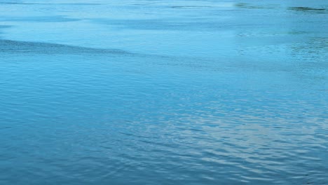 La-Superficie-Del-Agua-Del-Río-Danubio-Azul-Como-Fondo