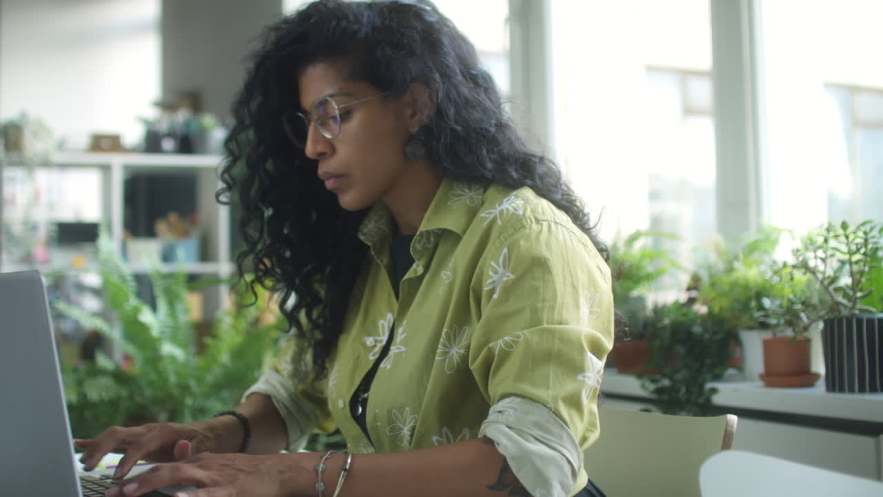 Empresária Latina Trabalhando no Laptop no Escritório