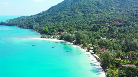 Berge-Mit-Palmen,-Breiter-Sandstrand,-Bunte-Dächer-Und-Türkisfarbenes-Meer-Auf-Thailand