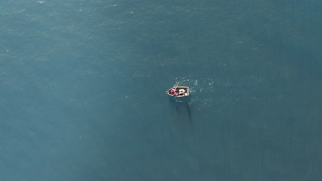 Entfernung-Von-Der-Spitze-Per-Drohne-Ein-Kleines-Fischerruderboot-Mitten-Im-Ozean