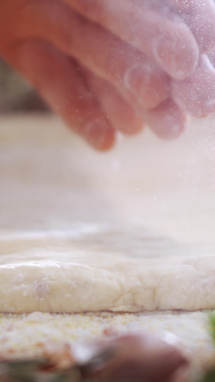 밀가루로 반죽을 준비하는 것