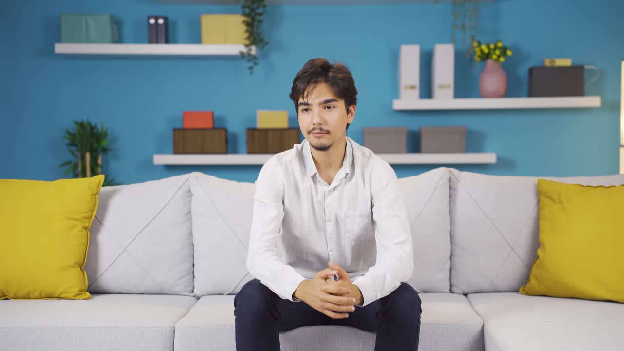 슬 ⁇ 에 빠진 남자는 우울증으로 고통받고 있습니다.