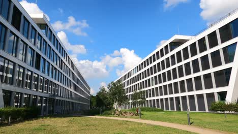 Edificio-Moderno-Con-Un-Patrón-Simétrico-En-Una-Perspectiva-Decreciente