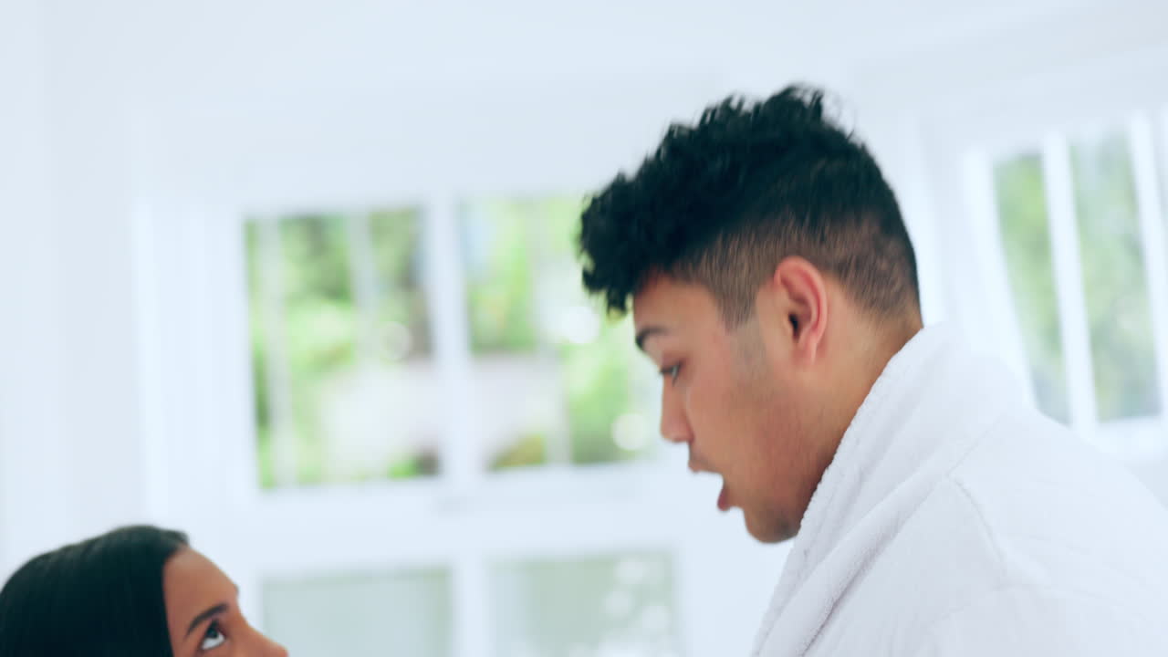 cantando, bailando y pareja en el baño con pincel