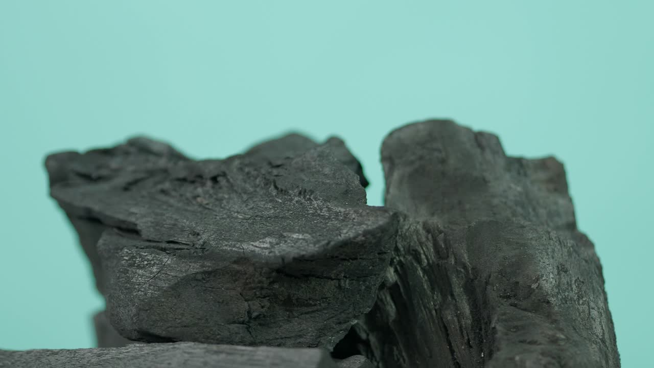 나무 석탄 - 파란 녹색 스크린 배경에 검은 석탄 - 요리 그릴 또는 산업에 사용 - 자연 나무 석탄, 강하게 가열 된 목재에 의해 생산 된 검은 탄소 reesidue - 그릴 bbq.