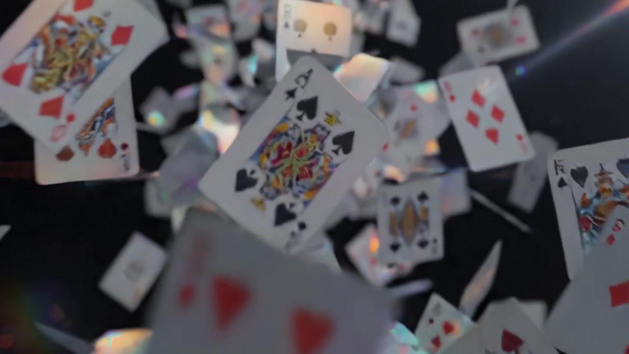 Una visualizzazione ipnotizzante di carte da gioco fluttuanti in un'ambientazione spaziale cosmica con uno spettro di luce abbagliante e uno sfondo scuro
