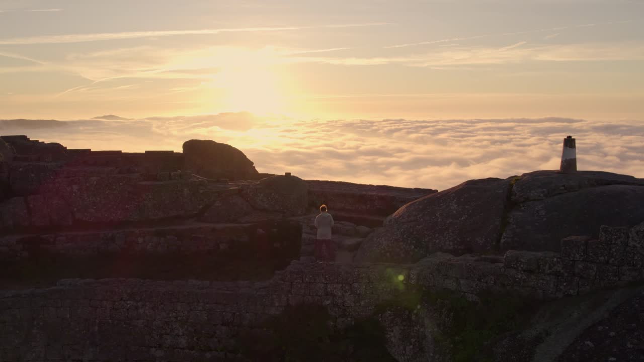 Nascer do sol nas ruínas do castelo de Monsanto, Portugal, Castelo Branco