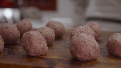 Albóndigas-De-Carne-Fresca-En-Tabla-Cortada-De-Madera